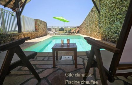 G&icirc;te n&deg;343 Maurs - Cantal - Piscine de charme &agrave; l'abri des regards.