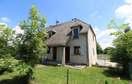 G&icirc;te n&deg;599 Coltines - Cantal - Entr&eacute;e du g&icirc;te et jardin &agrave; disposition