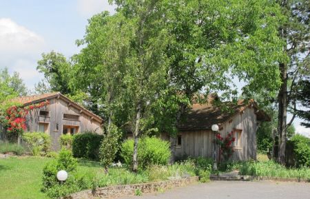 G&icirc;te n&deg;242 Sansac-de-Marmiesse - Cantal - Vue d'ensemble des lodges en bois