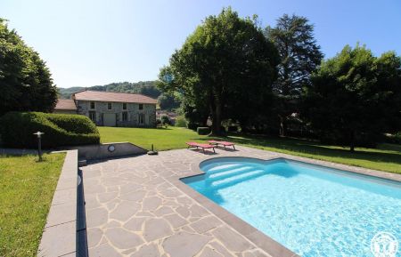 G&icirc;te n&deg;517 Jussac - Cantal - Piscine commune avec les propri&eacute;taires et g&icirc;te en fond