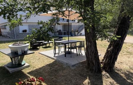 G&icirc;te n&deg;689 Arpajon-sur-C&egrave;re - Cantal - Confort et s&eacute;r&eacute;nit&eacute; : cet appartement de plain-pied b&eacute;n&eacute;ficie d'une entr&eacute;e privative et d'un agr&eacute;able environnement arbor&eacute; pour des vacances en toute qui&eacute;tude.