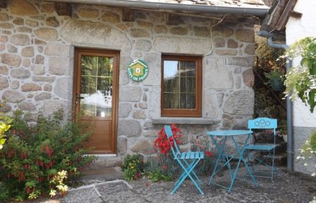 Terrasse avec salon de jardin à disposition Gîte n°109 Ladinhac - Cantal - Terrasse avec salon de jardin à disposition