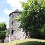 Fa&ccedil;ade principale de la tour avec jardin au-devant 