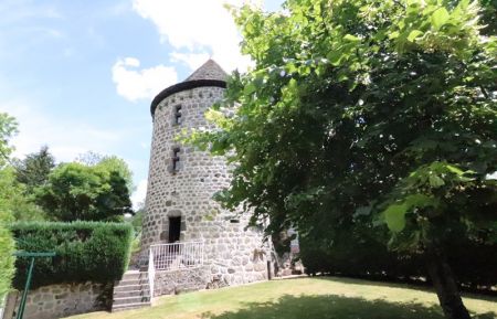 G&icirc;te n&deg;230 Thi&eacute;zac - Cantal - Fa&ccedil;ade principale de la tour avec jardin au-devant 