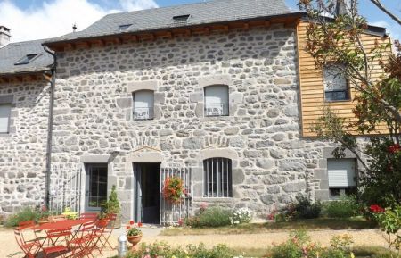 G&icirc;te n&deg;71911 Neussargues-Moissac - Cantal - Fa&ccedil;ade du g&icirc;te