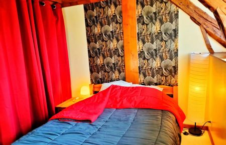 G&icirc;te n&deg;824 Valette - Cantal - Chambre 2 au rez-de-chauss&eacute;e : 1 lit deux personnes