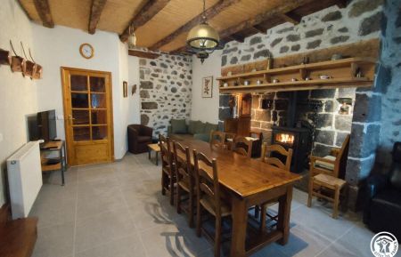 G&icirc;te n&deg;7181 Thi&eacute;zac - Cantal - S&eacute;jour avec po&ecirc;le bois