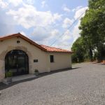 Vue du g&icirc;te en arrivant avec parking priv&eacute;