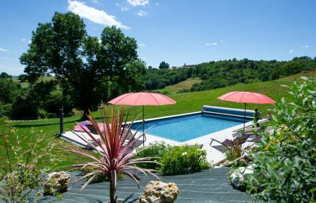 G&icirc;te n&deg;311 Saint-&Eacute;tienne-de-Maurs - Cantal - Piscine &agrave; 25m du g&icirc;te. Dimension 10m*5m, profondeur 1,40m. 6 bains de soleil sur les plages.