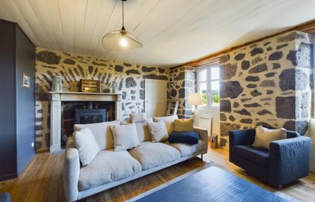 G&icirc;te n&deg;395 Tournemire - Cantal - salon au 1er &eacute;tage avec po&ecirc;le &agrave; bois et TV