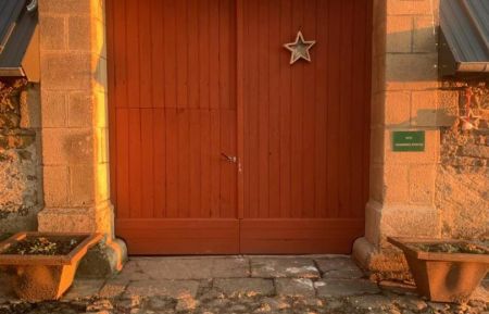 Entrée du gîte par la porte de grange Gîte n°498 Barriac-les-Bosquets - Cantal - Entrée du gîte par la porte de grange