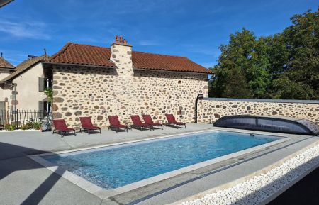 G&icirc;te n&deg;589 Jussac - Cantal - piscine de 10X4m non chauff&eacute;e, avec abri, commune avec les propri&eacute;taires