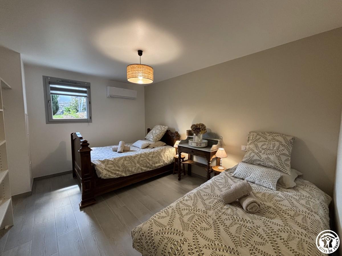 Autre chambre de la suite familiale avec 2 lits une personne (1 lit 90 et 1 lit 115) photo 30