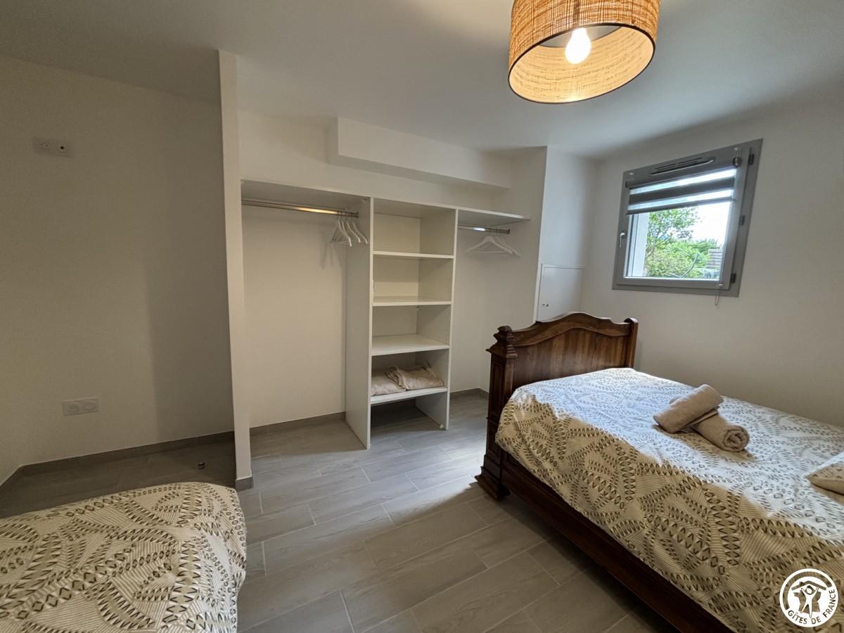 Autre vue de la chambre avec les 2 lits une personne photo 31