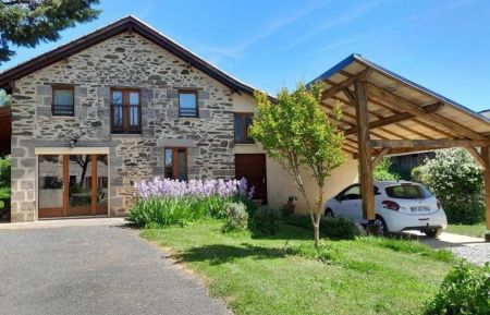 Vue du gîte en arrivant avec abri voiture Gîte n°695 Saint-Constant-Fournoulès - Cantal - Vue du gîte en arrivant avec abri voiture