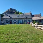 Le Gite de l'ouzerar sous le ciel bleu et le soleil 