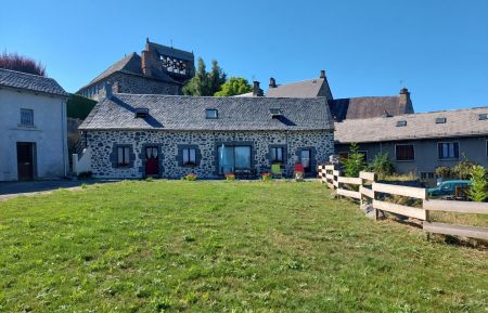 G&icirc;te n&deg;359 Neussargues-Moissac - Cantal - Le Gite de l'ouzerar sous le ciel bleu et le soleil 