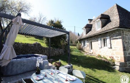 G&icirc;te n&deg;635 Leucamp - Cantal - Maison de caract&egrave;re ind&eacute;pendante avec spa gonflable 