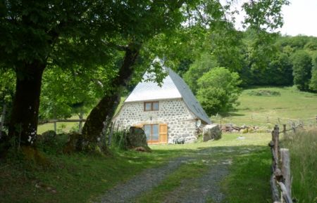 G&icirc;te n&deg;68 Badailhac - Cantal - Acc&egrave;s g&icirc;te par chemin carrossable sur 100m