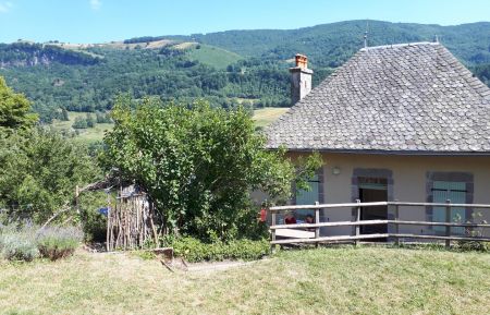 G&icirc;te n&deg;171 Thi&eacute;zac - Cantal - Gite dans maison traditionnelle avec jardin sur l'arri&egrave;re.